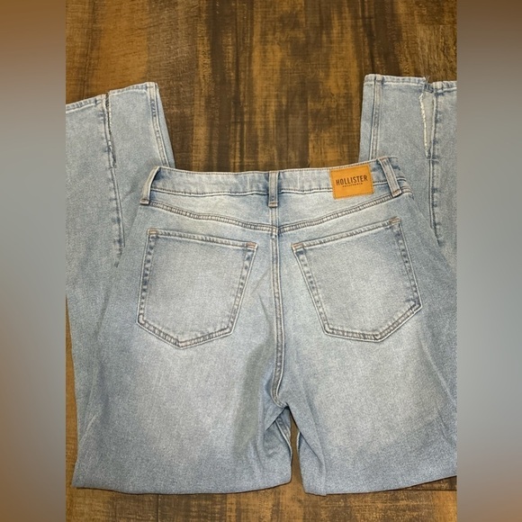 Hollister Vintage Curvy High Rise Jeans - Picture 5 of 12